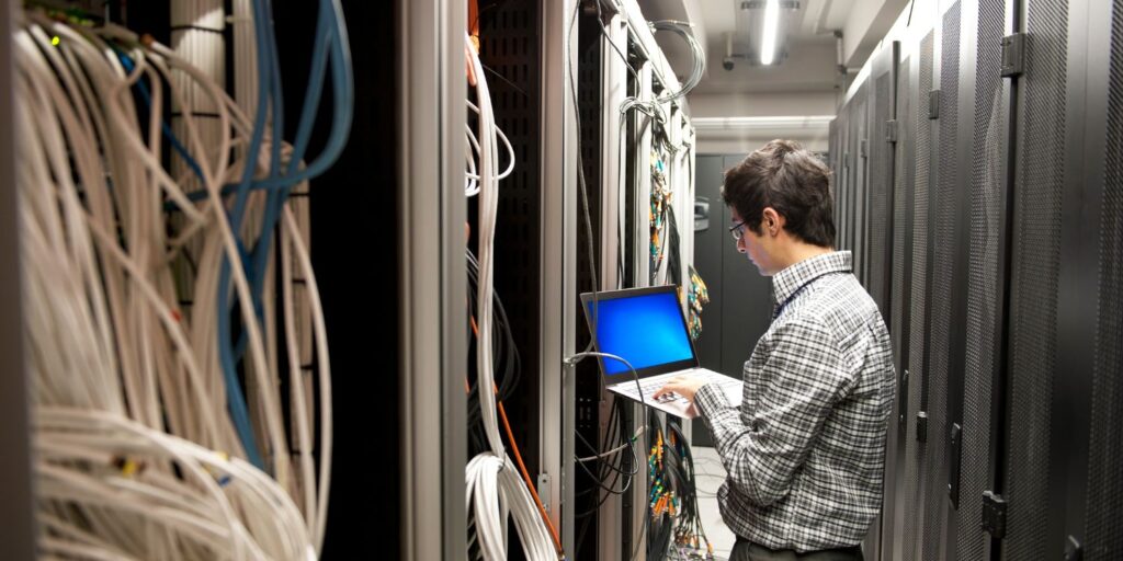 Pros and Cons of Outsourcing IT Support in Orange County